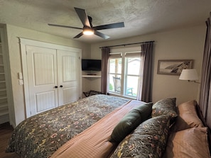 2 bedrooms, iron/ironing board, travel cot, free WiFi