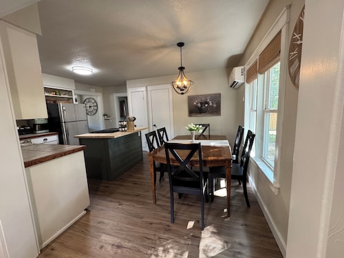 Historic 2 BR•King Bed•Big Yard•Firepit•Fireplace•Trailer Parking