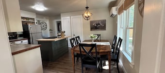 Historic 2 BR•King Bed•Big Yard•Firepit•Fireplace•Trailer Parking