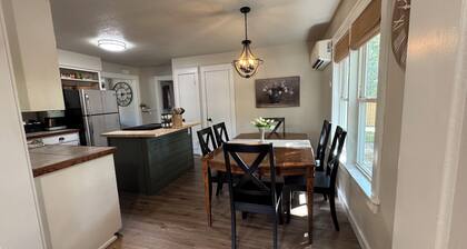 Historic 2 BR•King Bed•Big Yard•Firepit•Fireplace•Trailer Parking