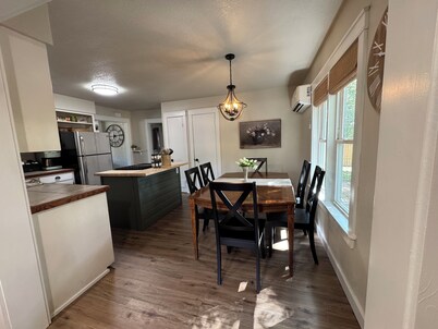 Historic 2 BR•King Bed•Big Yard•Firepit•Fireplace•Trailer Parking