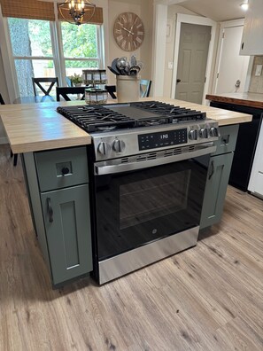Fridge, microwave, oven, stovetop - Historic 2 BR•King Bed•Big Yard•Firepit•Fireplace•Trailer Parking (Mena)
