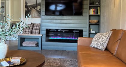 Historic 2 BR•King Bed•Big Yard•Firepit•Fireplace•Trailer Parking