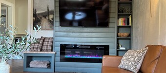 Historic 2 BR•King Bed•Big Yard•Firepit•Fireplace•Trailer Parking