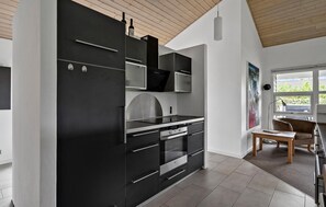 ثلاجة، فرن، موقد طهي مسطح، غسالة أطباق