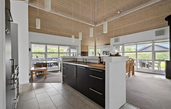 ثلاجة، فرن، موقد طهي مسطح، غسالة أطباق