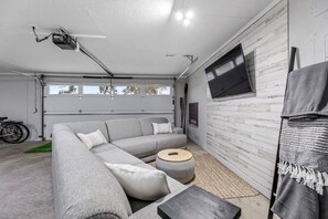 Smart-tv, eldstad, bordsfotboll och böcker