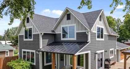 NEW Mississippi Riverfront Sunset House - family, friends & river come together