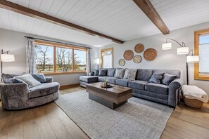 Smart TV, fireplace, table football, books - NEW Mississippi Riverfront Sunset House - family, friends & river come together (Buffalo City)