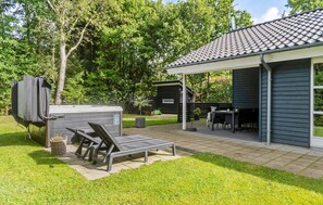 Outdoor dining - Beautiful home in Ansager with sauna (Ansager)