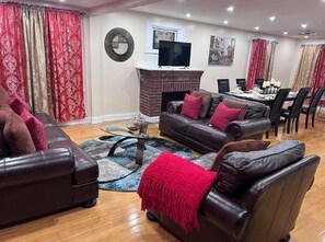 Living area - Welcoming 2 Luxurious bedrooms entire home exclude basement (queens)