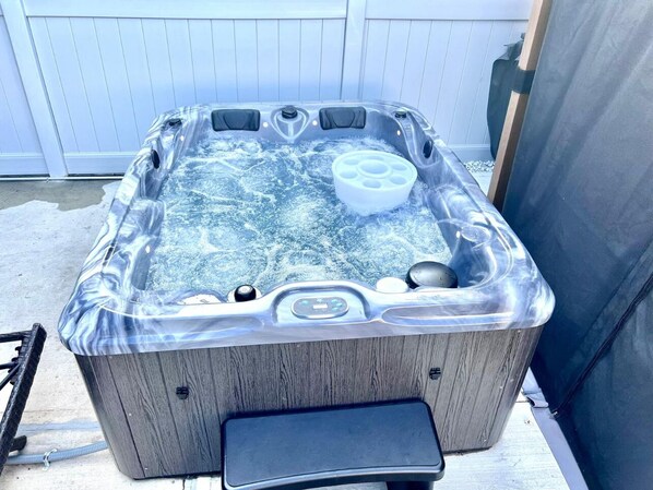Outdoor spa tub - Welcoming 2 Luxurious bedrooms entire home exclude basement (queens)