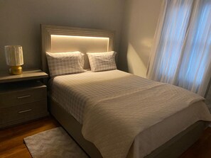 2 عدّة غرف نوم ومكواة/لوح كي وواي فاي وملاءات أسرّة