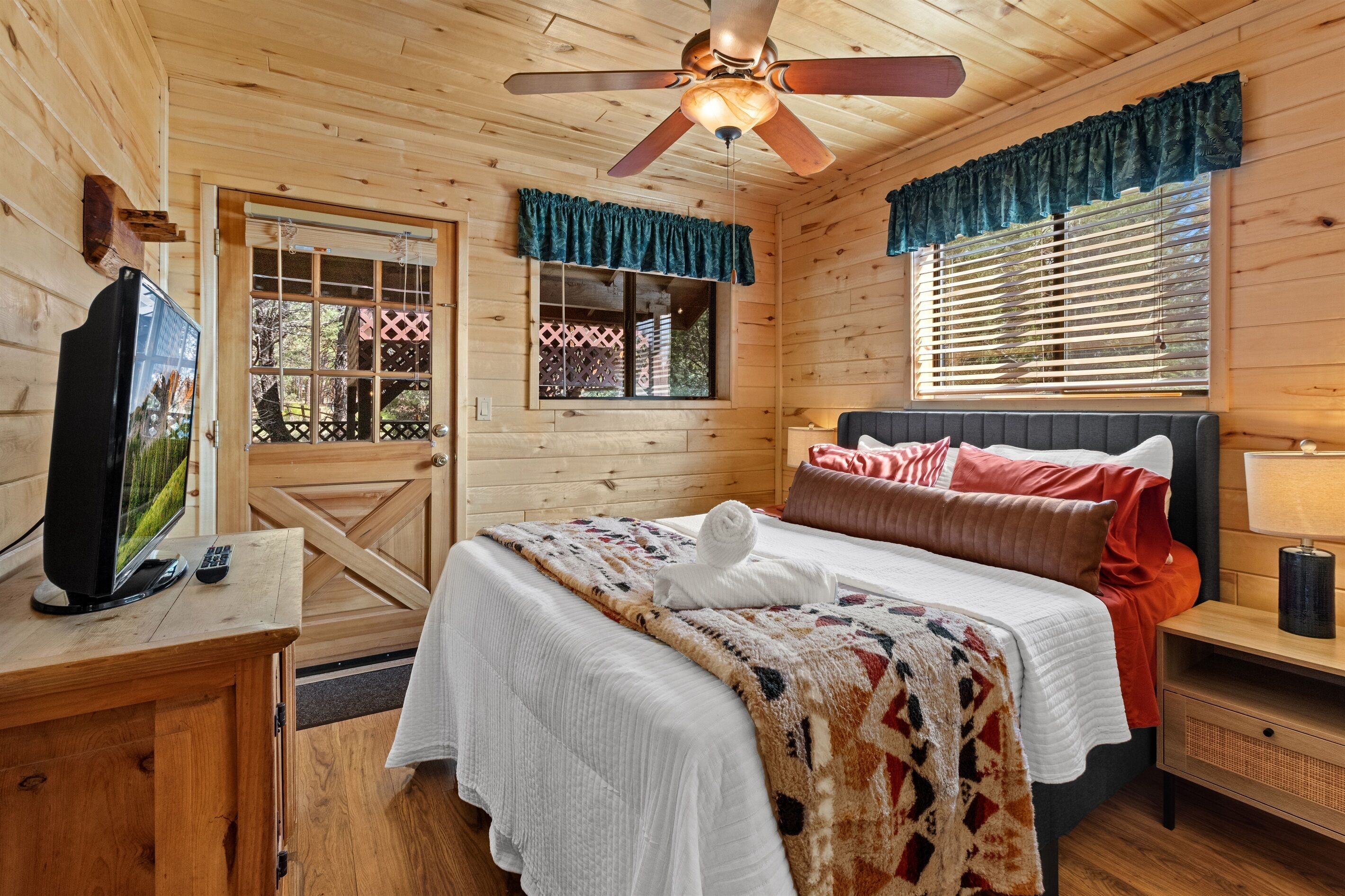 2 عدّة غرف نوم وواي فاي مجانًا وملاءات أسرّة