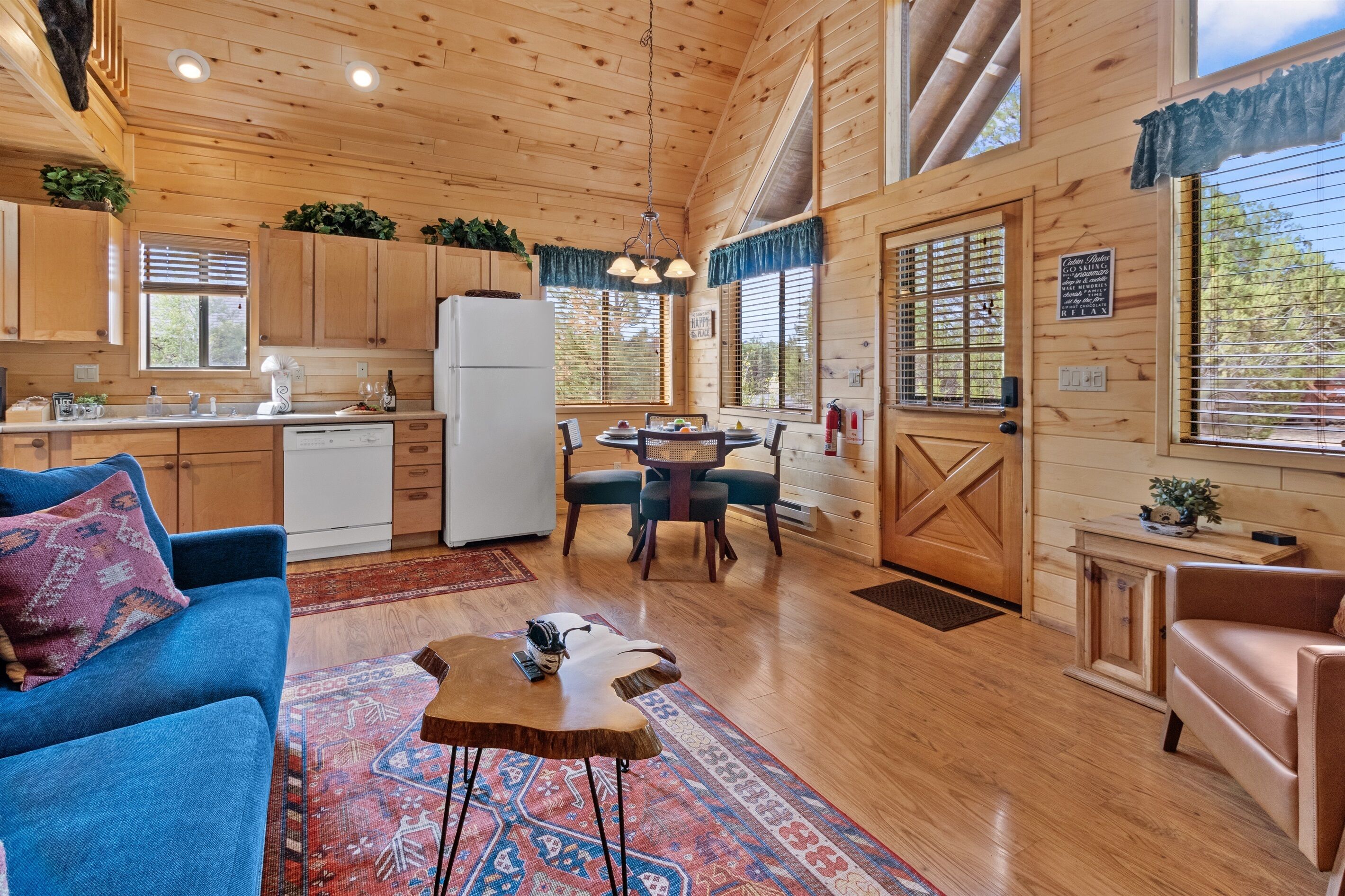 Een smart-tv en een open haard