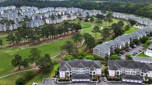 A residential complex with multiple apartment buildings, green lawns, and a golf course. - Cozy Ground Floor 3BR Condo at Myrtlewood Golf (Myrtle Beach)