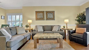 A living room with a sofa set, a coffee table, and two side tables with lamps. - Cozy Ground Floor 3BR Condo at Myrtlewood Golf (Myrtle Beach)