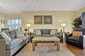 TV - Cozy Ground Floor 3BR Condo at Myrtlewood Golf (Myrtle Beach)
