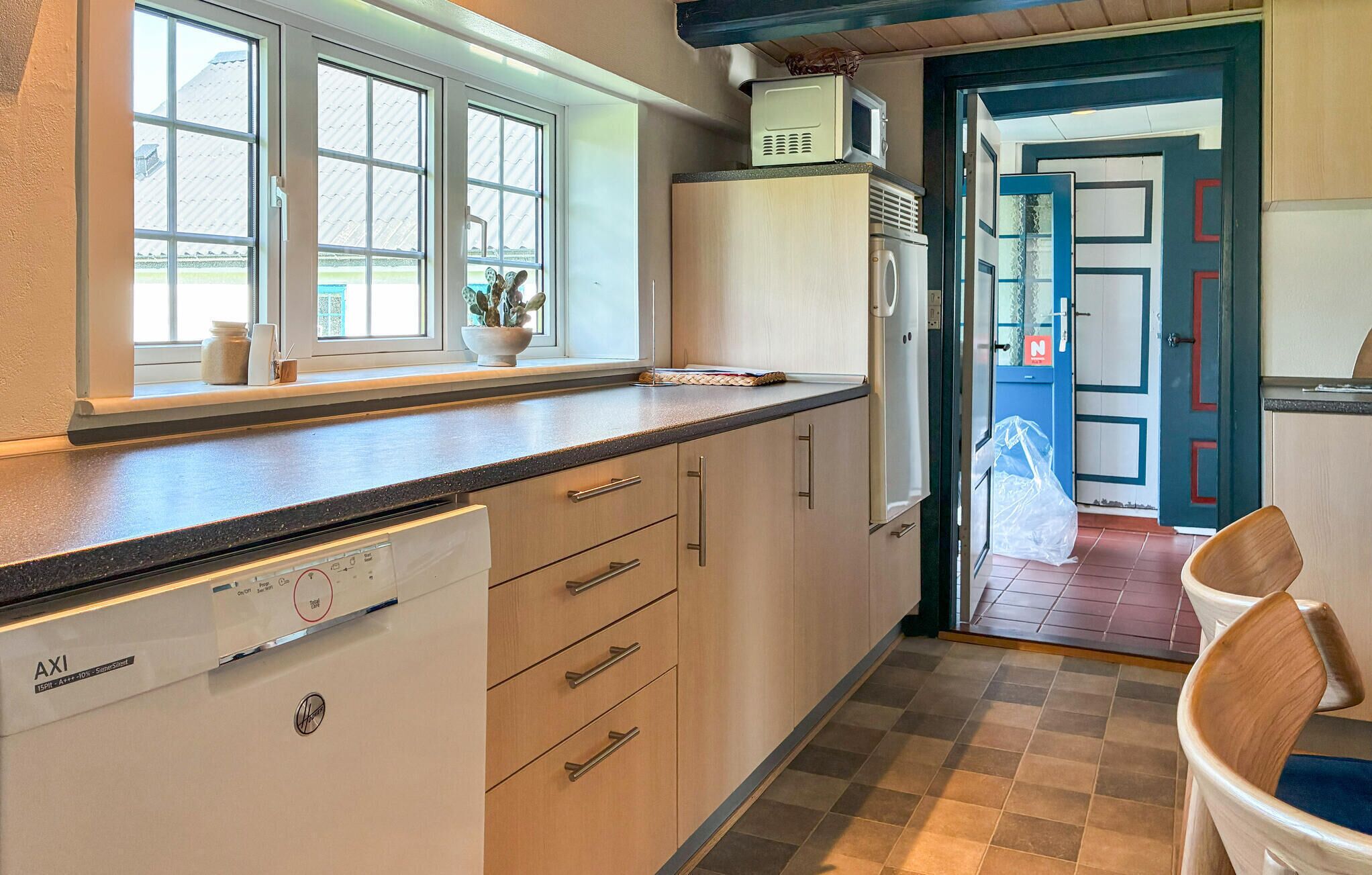 Kjøleskap, kokeplater, oppvaskmaskin og kaffetrakter/tekoker