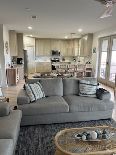 Brand new 3-bedroom Beach house walking distance to Island View casino!