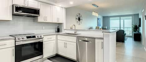 Kühlschrank, Mikrowelle, Herdplatte, Geschirrspüler