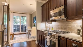 Réfrigérateur, micro-ondes, four, plaque de cuisson