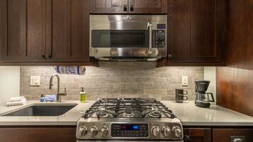 Réfrigérateur, micro-ondes, four, plaque de cuisson