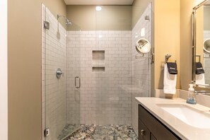 Een douche, een haardroger, handdoeken