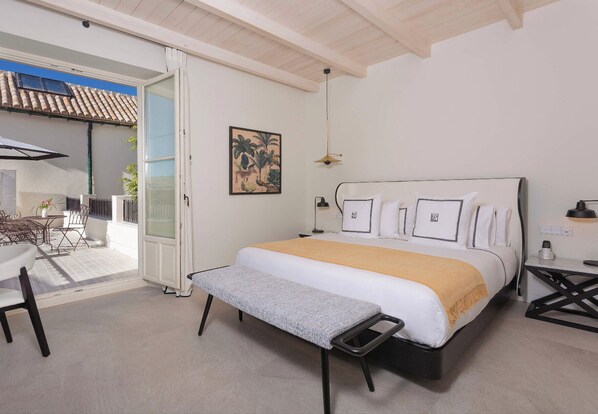 Una camera da letto con un letto, comodini, una scrivania e una sedia.