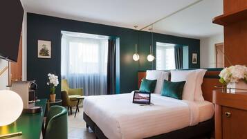 1 habitación y tabla de planchar con plancha