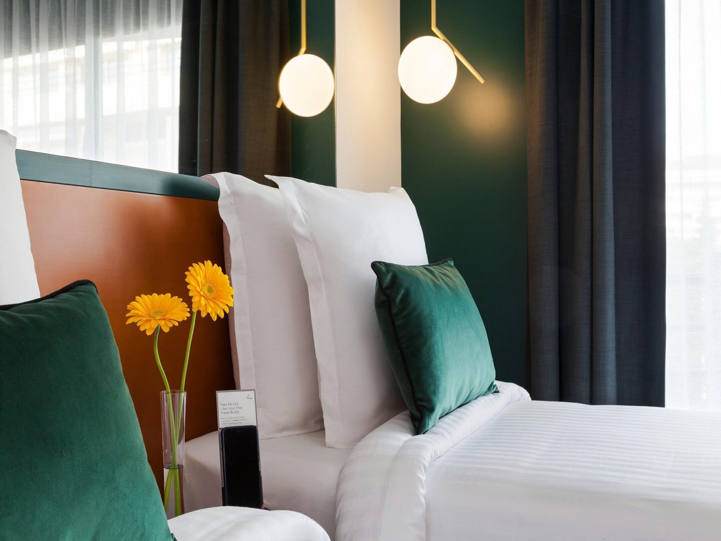 Casa | 1 dormitorio y tabla de planchar con plancha