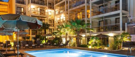 Hus | Basseng | Utendørsbasseng og et oppvarmet basseng