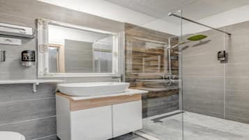 Dobbeltværelse (Six-Bed Room) | Badeværelse | Bruser, håndklæder