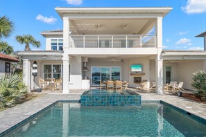 Outdoor pool, pool loungers - Paradise Cove (Destin)