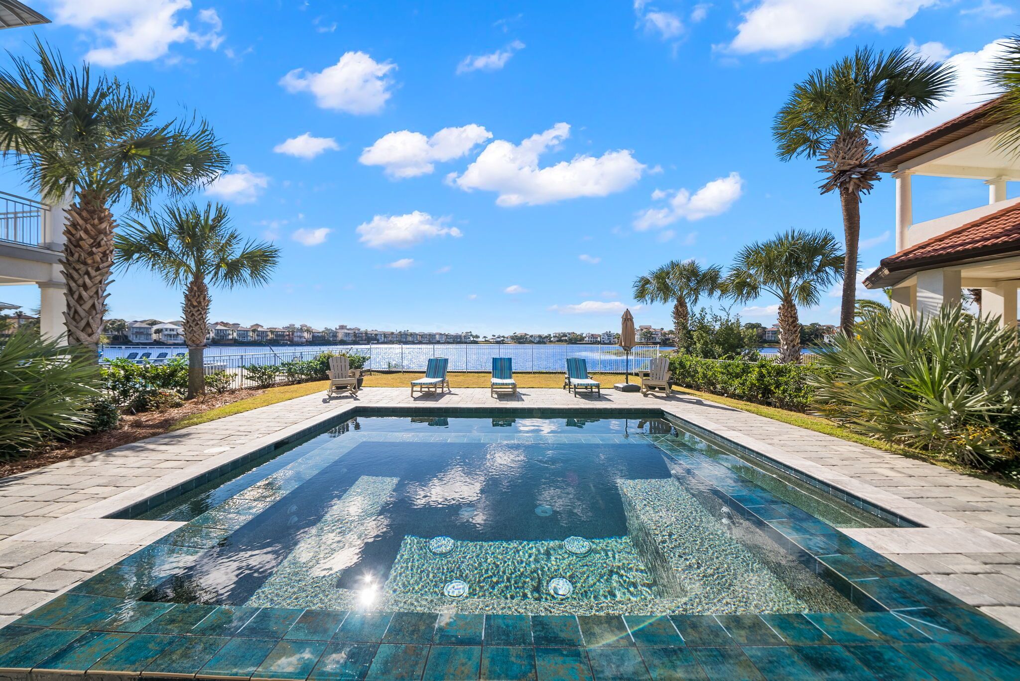 Piscine extérieure, chaises longues