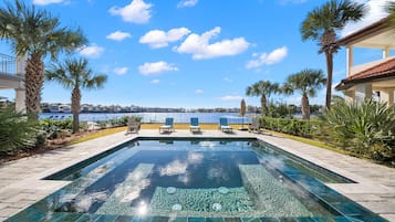 Een buitenzwembad en ligstoelen