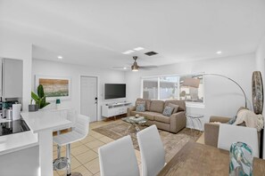 아파트, 침대(여러 개), 파티오, 수영장 전망 (Victoria Park's #2) | 거실 공간 | 디지털 채널 시청이 가능한 42인치 평면 TV