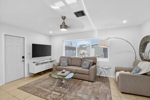 アパートメント ベッド (複数台) パティオ プールビュー (Victoria Park's #2) | リビング エリア | 42 インチの薄型テレビ (デジタル放送視聴可)