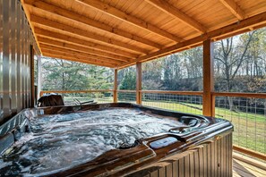 Outdoor spa tub