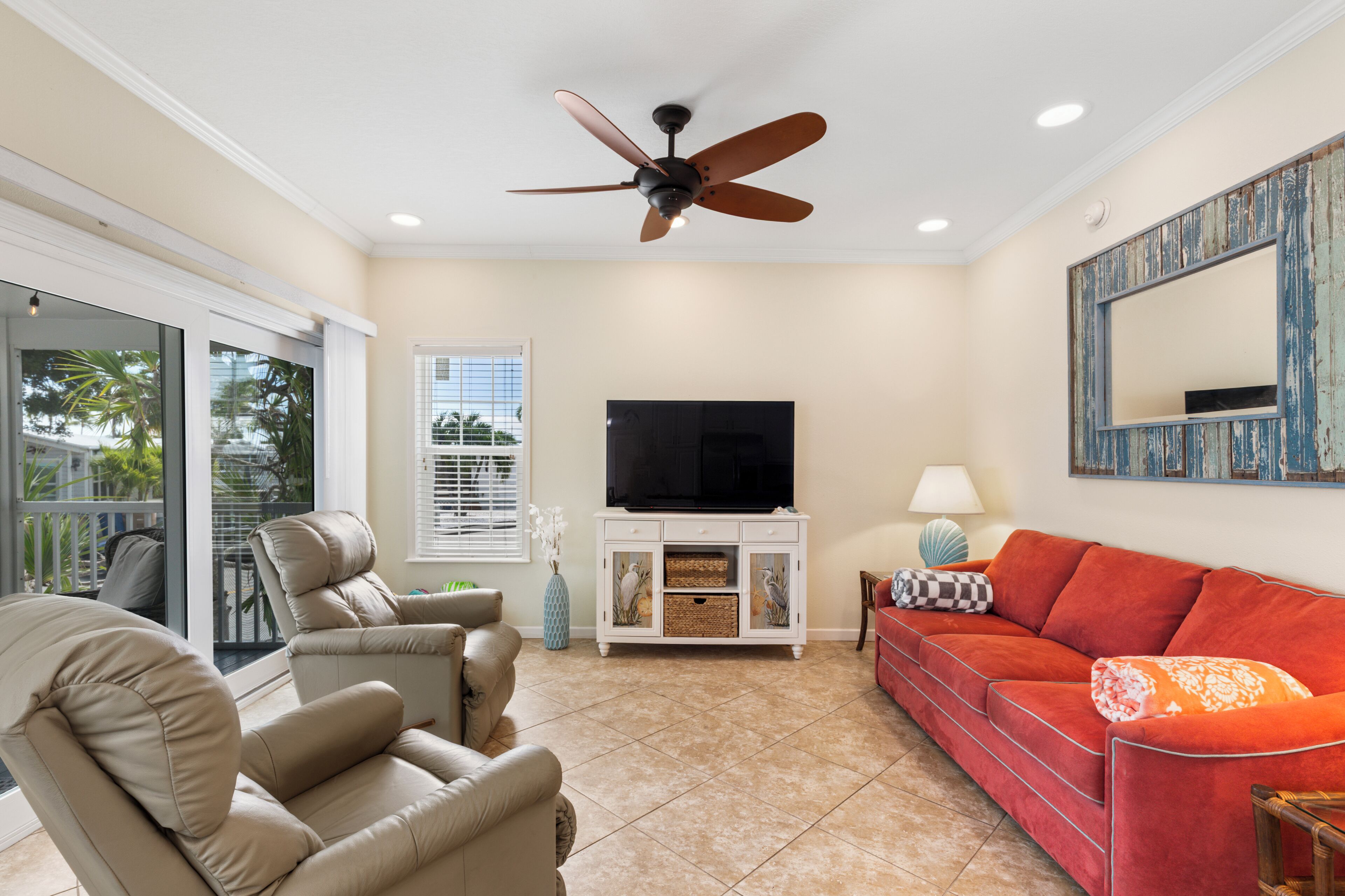 Smart-TV, Tischtennisplatte, Bücher