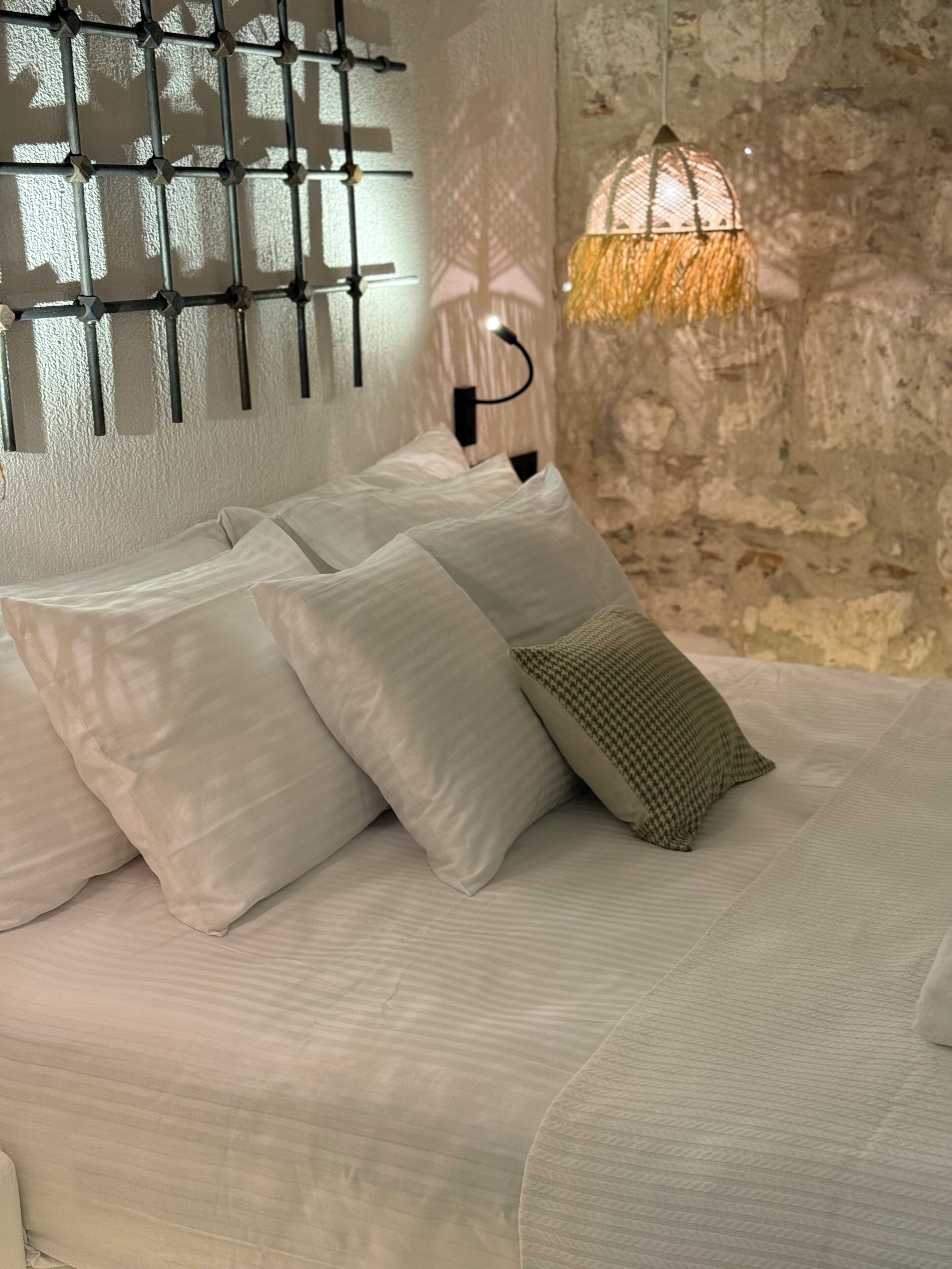 2 bedrooms, internet, bed sheets