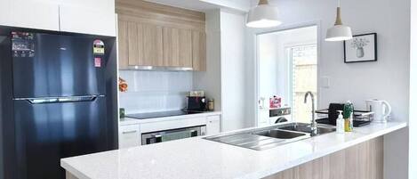 Microondas, horno, placa de cocina y lavavajillas