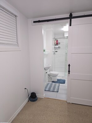 Haartrockner, Handtücher, Seife, Toilettenpapier