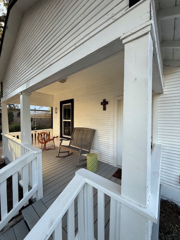 Terrace/patio - Cozy 2-bedroom cottage in New Braunfels. Walk to Landa Park--5 mins from Gruene. (New Braunfels)