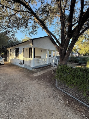 Exterior - Cozy 2-bedroom cottage in New Braunfels. Walk to Landa Park--5 mins from Gruene. (New Braunfels)