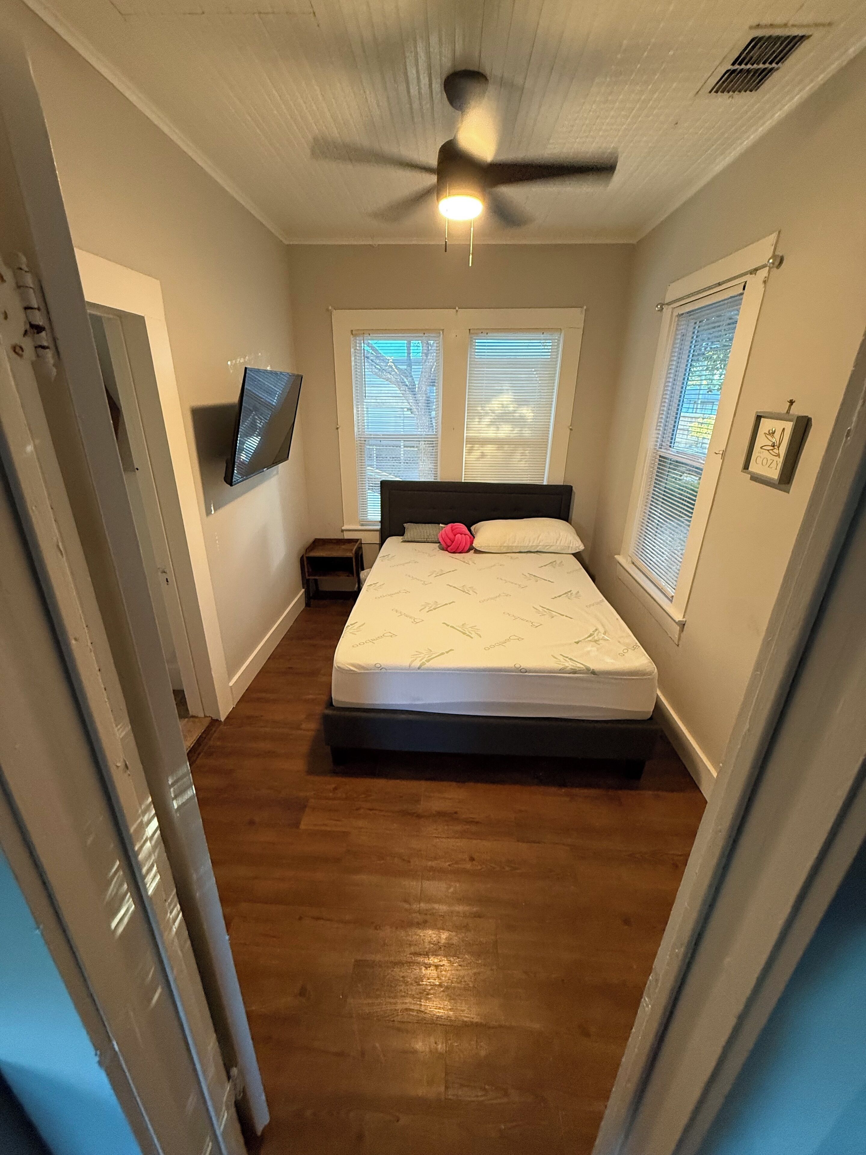 2 bedrooms, iron/ironing board, WiFi, bed sheets