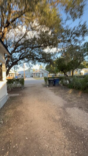 Property grounds - Cozy 2-bedroom cottage in New Braunfels. Walk to Landa Park--5 mins from Gruene. (New Braunfels)