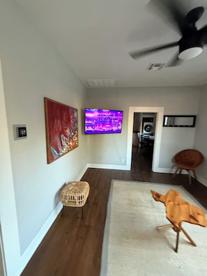 Interior - Cozy 2-bedroom cottage in New Braunfels. Walk to Landa Park--5 mins from Gruene. (New Braunfels)