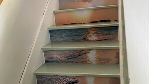 Un escalier au design original et à la texture particulière, qui évoque un paysage rocheux.