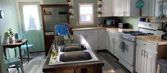Cool 4-bedroom house with AC in charming Ashtabula